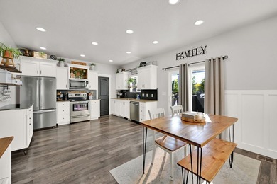 Move in ready! SUPER CLEAN! Full of custom upgrades and - photo 18