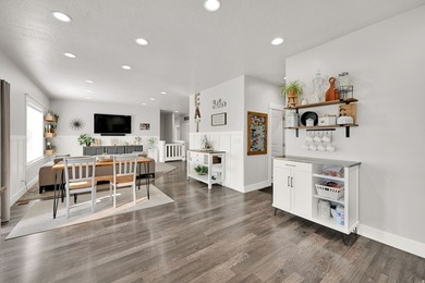 Move in ready! SUPER CLEAN! Full of custom upgrades and - photo 20