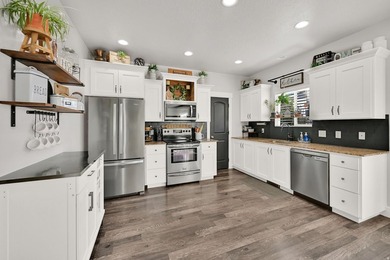 Move in ready! SUPER CLEAN! Full of custom upgrades and - photo 21