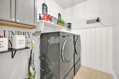 Move in ready! SUPER CLEAN! Full of custom upgrades and - photo 24