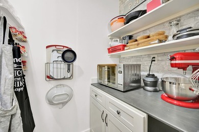 Move in ready! SUPER CLEAN! Full of custom upgrades and - photo 25
