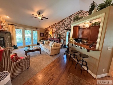 Welcome home to this spacious and beautifully maintained - photo 3