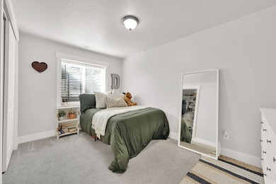 Move in ready! SUPER CLEAN! Full of custom upgrades and - photo 33