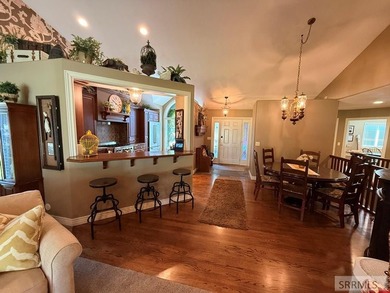 Welcome home to this spacious and beautifully maintained - photo 4