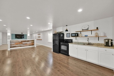 Move in ready! SUPER CLEAN! Full of custom upgrades and - photo 34