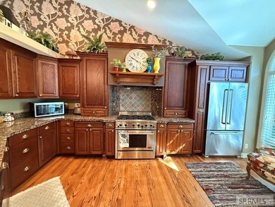 Welcome home to this spacious and beautifully maintained - photo 5
