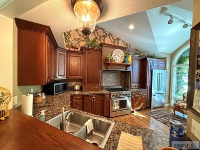 Welcome home to this spacious and beautifully maintained - photo 6
