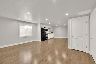 Move in ready! SUPER CLEAN! Full of custom upgrades and - photo 37