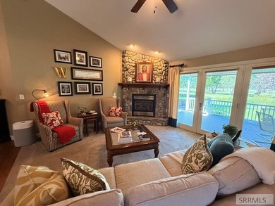 Welcome home to this spacious and beautifully maintained - photo 8