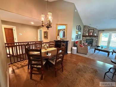 Welcome home to this spacious and beautifully maintained - photo 9