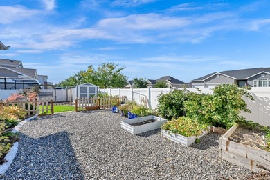 Move in ready! SUPER CLEAN! Full of custom upgrades and - photo 45