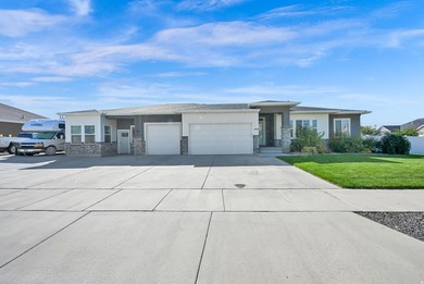 Move in ready! SUPER CLEAN! Full of custom upgrades and - photo 46