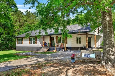 Country living on the edge of town! This 3 bedroom 2 bath home - photo 2