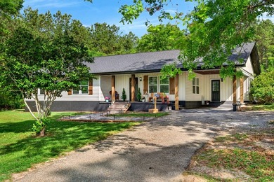 Country living on the edge of town! This 3 bedroom 2 bath home - photo 3