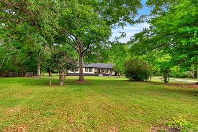Country living on the edge of town! This 3 bedroom 2 bath home - photo 4