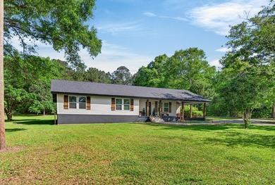 Country living on the edge of town! This 3 bedroom 2 bath home - photo 5