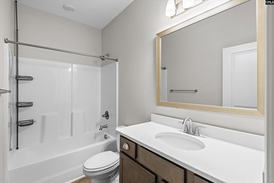 Welcome to this beautifully appointed 4-bedroom, 3.5-bathroom - photo 33