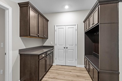 Welcome to this beautifully appointed 4-bedroom, 3.5-bathroom - photo 34