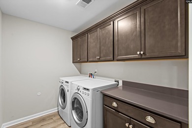 Welcome to this beautifully appointed 4-bedroom, 3.5-bathroom - photo 35