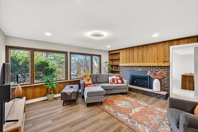 This stunning Mid-Century Modern residence is a professional's - photo 38