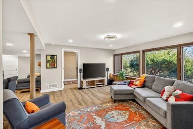 This stunning Mid-Century Modern residence is a professional's - photo 40