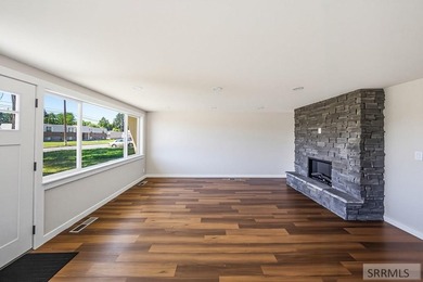 Welcome to 1139 Garfield St, Idaho Falls, ID 83401-a beautifully - photo 4