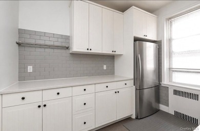 Welcome to Romney Hall, a charming prewar co-op in the heart of - photo 11