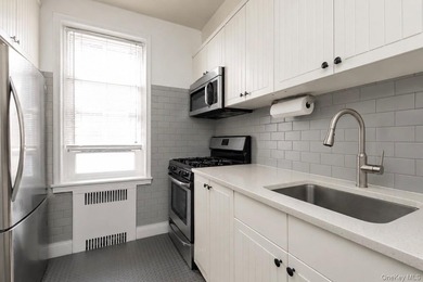 Welcome to Romney Hall, a charming prewar co-op in the heart of - photo 12