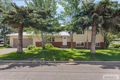 Well-maintained home offering a functional floor plan - photo 1