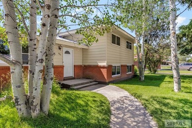 Well-maintained home offering a functional floor plan - photo 5