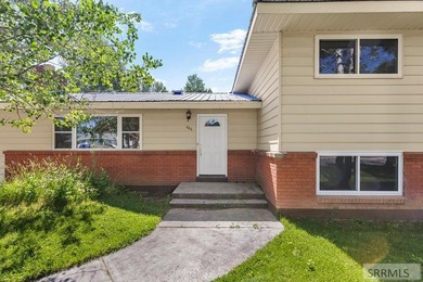 Well-maintained home offering a functional floor plan - photo 6