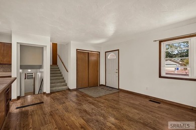 Well-maintained home offering a functional floor plan - photo 7