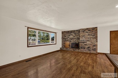 Well-maintained home offering a functional floor plan - photo 8