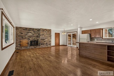 Well-maintained home offering a functional floor plan - photo 9