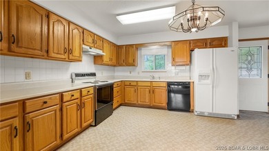 Welcome to lake life in this warm and inviting lakefront home - photo 4