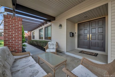 Set within the coveted Estates II gated community in Manhasset - photo 4