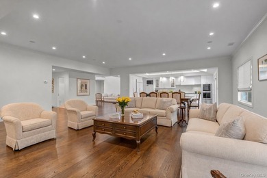 Set within the coveted Estates II gated community in Manhasset - photo 5