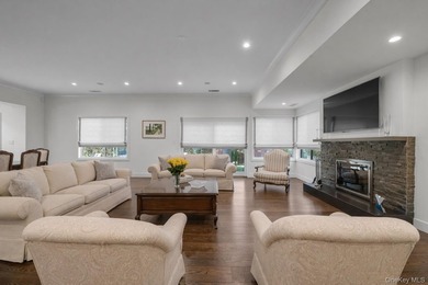 Set within the coveted Estates II gated community in Manhasset - photo 6