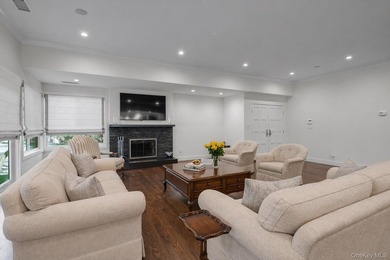 Set within the coveted Estates II gated community in Manhasset - photo 7