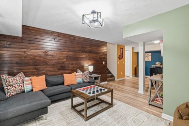 Recently Renovated 5 bedroom elevated chalet that sleeps 14! - photo 40