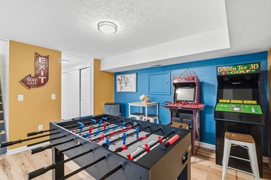 Recently Renovated 5 bedroom elevated chalet that sleeps 14! - photo 42