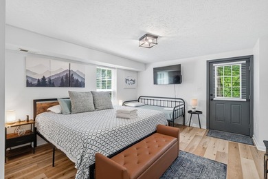 Recently Renovated 5 bedroom elevated chalet that sleeps 14! - photo 44