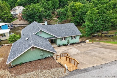 This property offers calm waters, 3 to 4 bedrooms, 3 full baths - photo 2