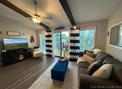 Top-floor, fully remodeled showstopper 1-bedroom condo that - photo 3