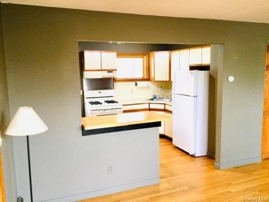 Well-maintained ranch ideally located south of Montauk Highway - photo 5