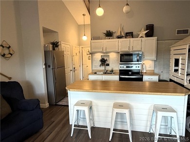 Top-floor, fully remodeled showstopper 1-bedroom condo that - photo 8