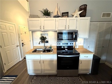 Top-floor, fully remodeled showstopper 1-bedroom condo that - photo 9