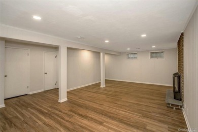 A stunning and completely renovated 3 bedroom 3.5 bath Townhouse - photo 24