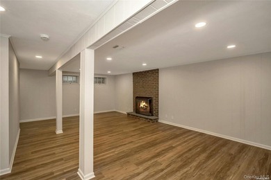 A stunning and completely renovated 3 bedroom 3.5 bath Townhouse - photo 25