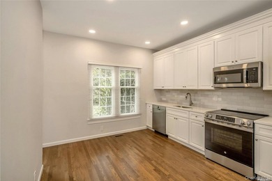 A stunning and completely renovated 3 bedroom 3.5 bath Townhouse - photo 29